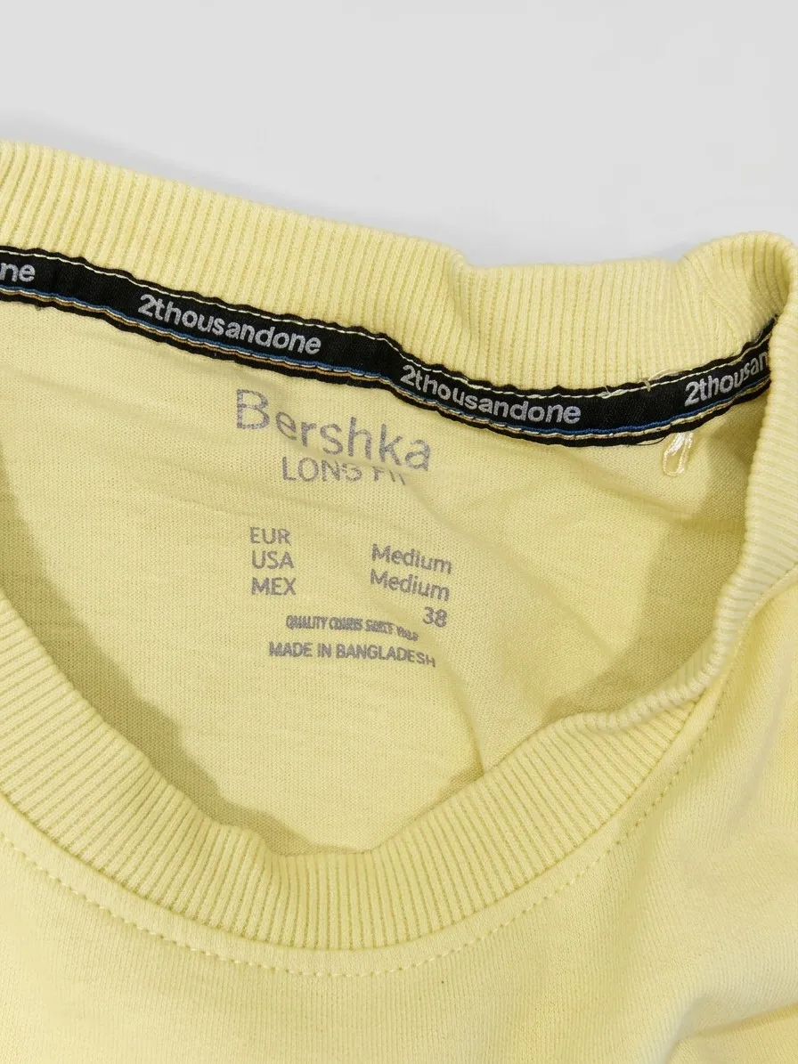Bershka camiseta lisa amarillo pastel, long fit, etiqueta
