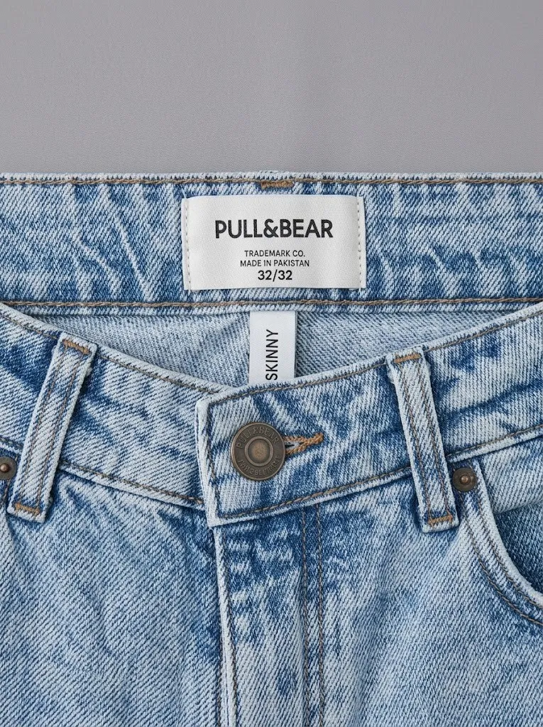 Pull & Bear vaqueros skinny rotos azul claro, etiqueta